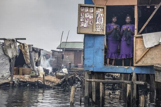 
	
	Nước sông ô nhiễm nặng đã khiến những người dân ở khu ổ chuột ở Makoto, Nigeria sống trong ô nhiễm và thiếu nguồn nước sạch.